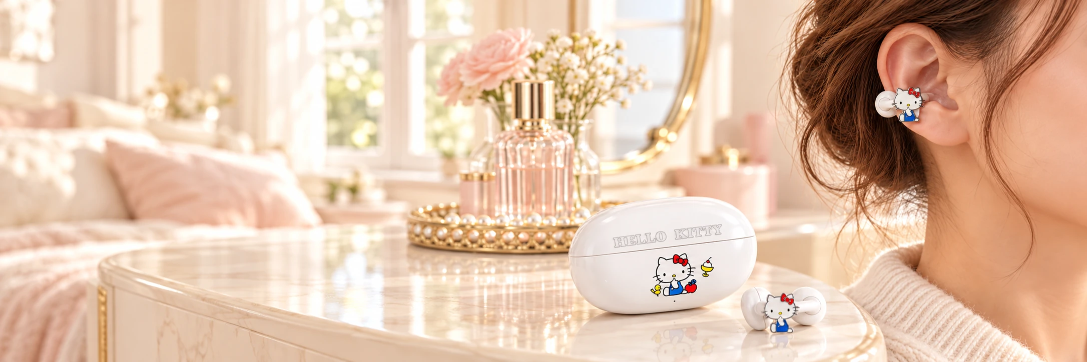 HELLO KITTY Clip-On Earbuds in an application scene